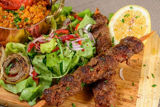 adana-kebab-cu-bulgur-turcesc.png